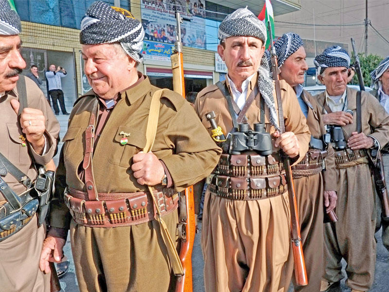 مقاتلون مسنون في قوات البيشمركة الكردية في أربيل أمس الأول خلال مسيرة داعمة لاجراء الاستفتاء        (أي بي أيه)