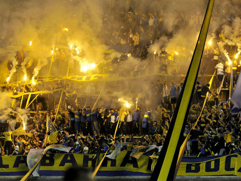 جماهير بوكا جونيورز في استاد بومبونيرا