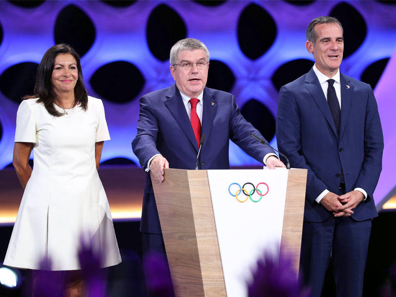 عمدة باريس  آن هيدالغو إلى جانب رئيس اللجنة الأولمبية الدولية توماس باخ وعمدة لوس أنجلس اريك جارسيتي