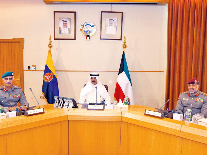  الخالد خلال اجتماعه مع أعضاء مجلس الدفاع العسكري بحضور النواف والخضر