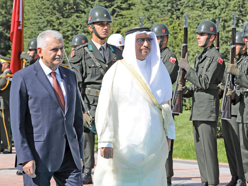 المبارك ويلدريم يستعرضان حرس الشرف التركي أمس