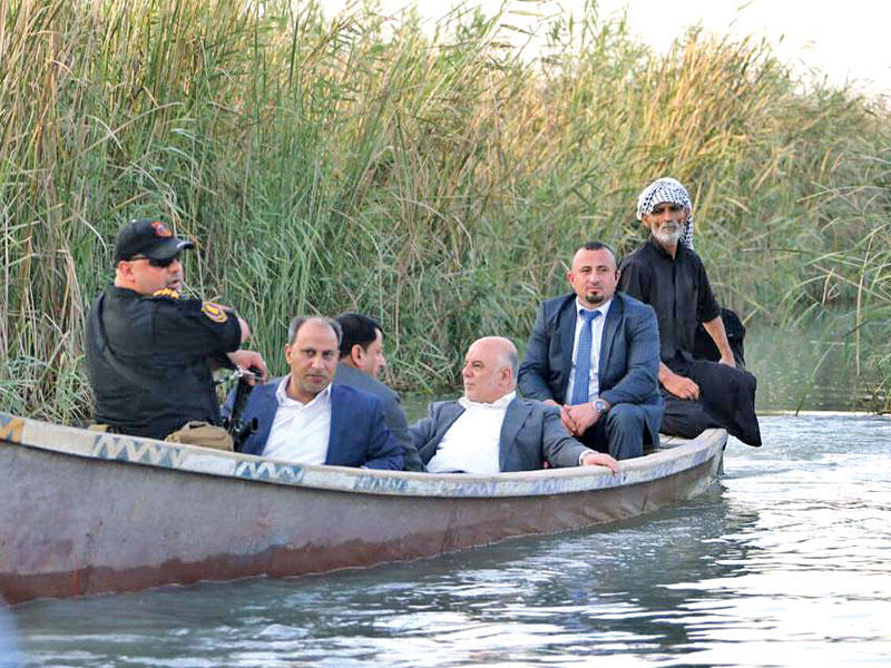 العبادي يتفقد أهوار قضاء الجبايش في الناصرية أمس الأول على متن «بلم»n