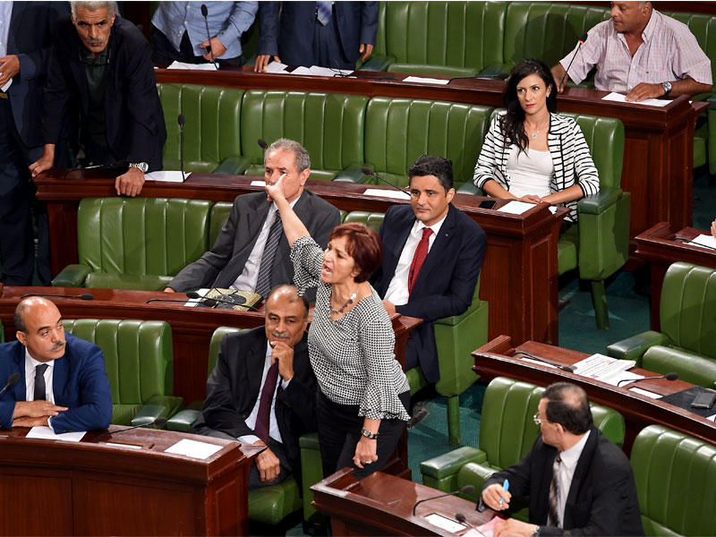 تتحدث التونسية سامية عبو في البرلمان ضد مشروع قانون المصالحة المتنازع عليه