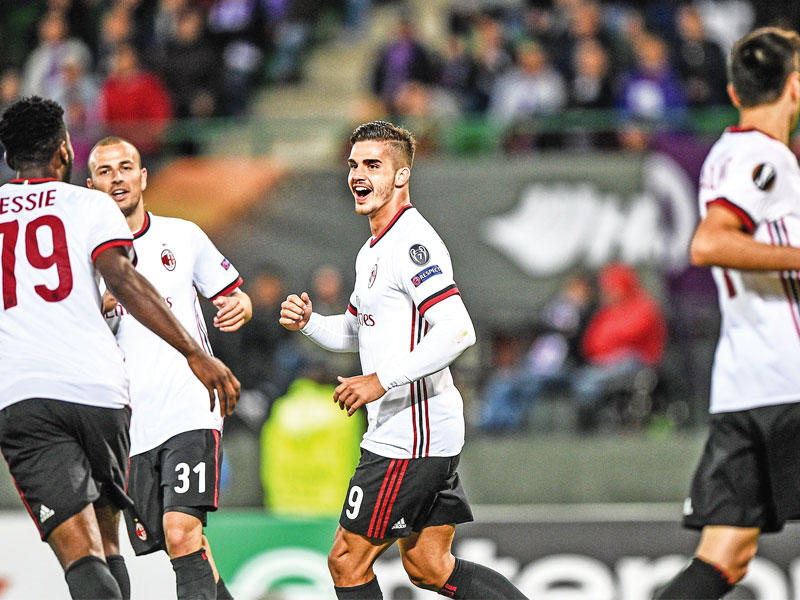 لاعبو ميلان يحتفلون بعد إحراز هدف في مرمى أوستريا فيينا