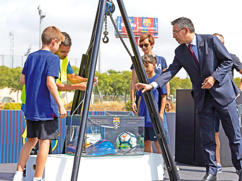 بارتوميو يضع حجر الأساس لاستاد يوهان كرويف