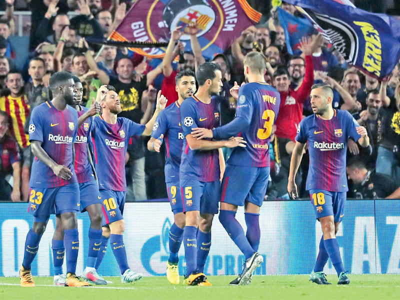 لاعبو برشلونة خلال المباراة الماضية أمام يوفنتوس في دوري الأبطال