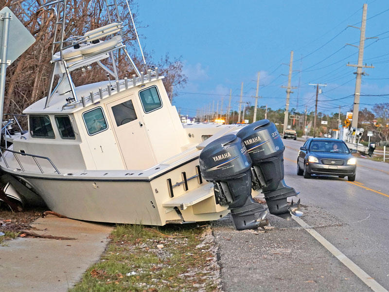 طراد جرفه إعصار إرما إلى شارع رئيسي في بيغ باين كي بفلوريدا (رويترز)
