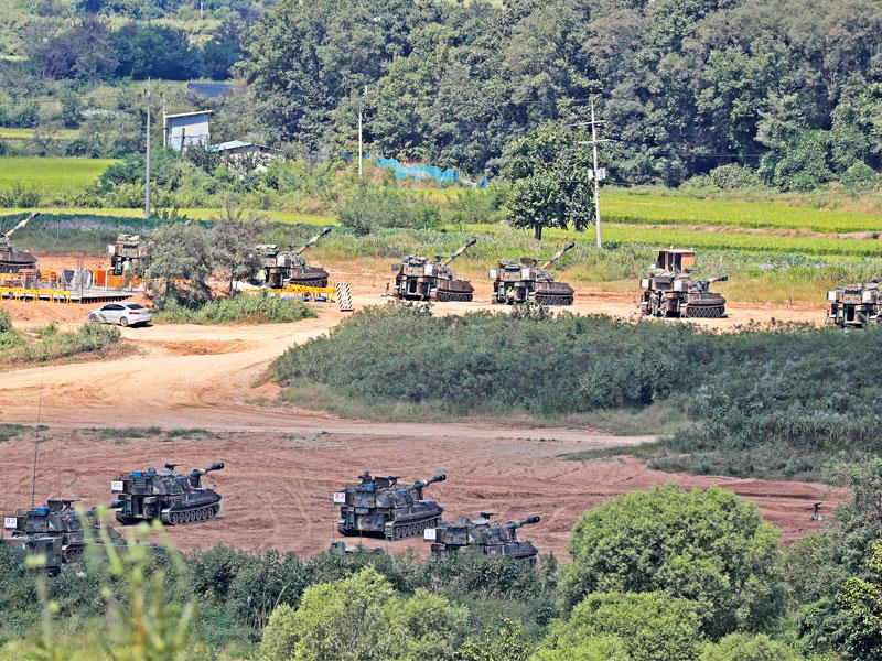 قوات كورية جنوبية تجري تدريبات باستخدام المدفعية لمواجهة هجوم محتمل من بيونغ يانغ بالقرب من المنطقة المنزوعة السلاح في باجو (إي بي أيه)