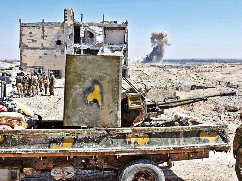 قوات النظام على مشارف حي الجية الرواد شمال دير الزور أمس الأول (أ ف ب)