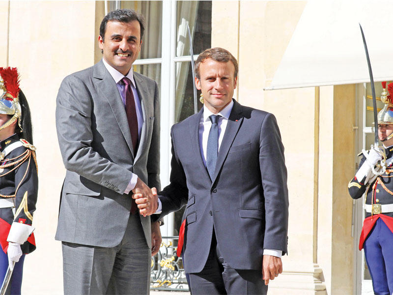 الرئيس الفرنسي مستقبلاً أمير قطر في «الإليزيه» أمسn