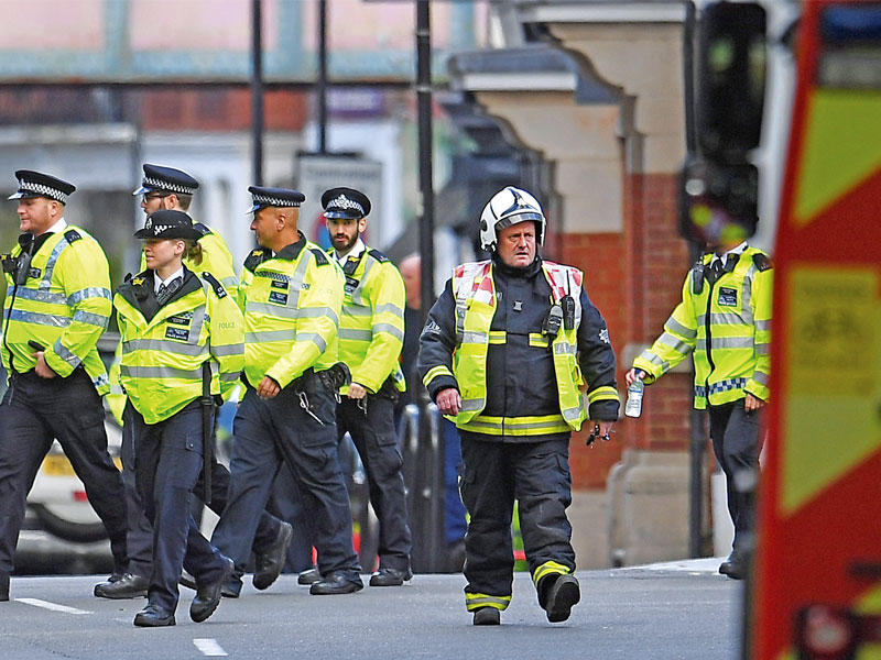 انتشار لعمال الطوارئ والشرطة في لندن أمس (إي بي إيه)n