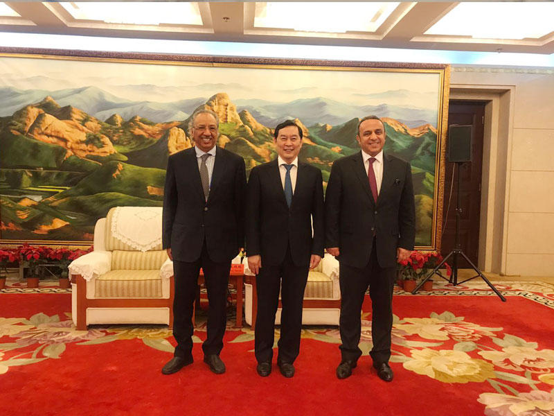 الجراح مشاركاً في المعرض