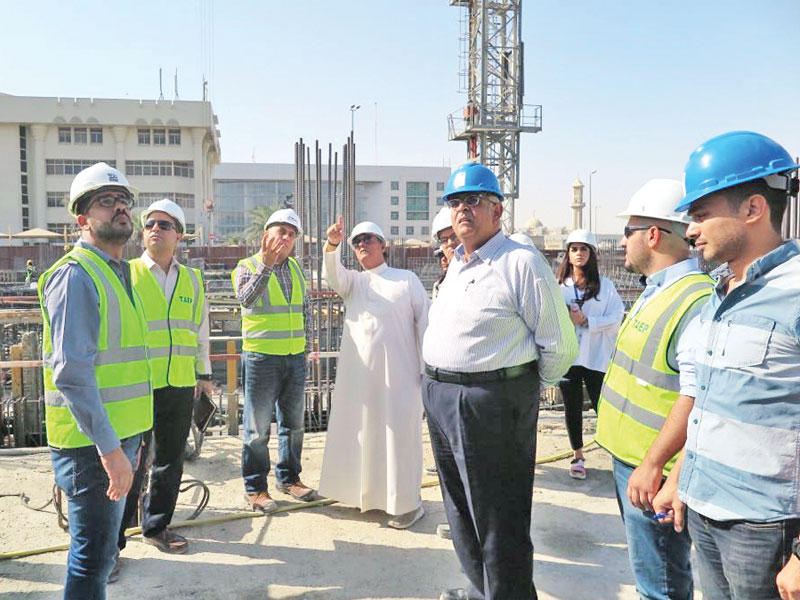 المضف خلال جولته التفقدية في موقع بنك الائتمان