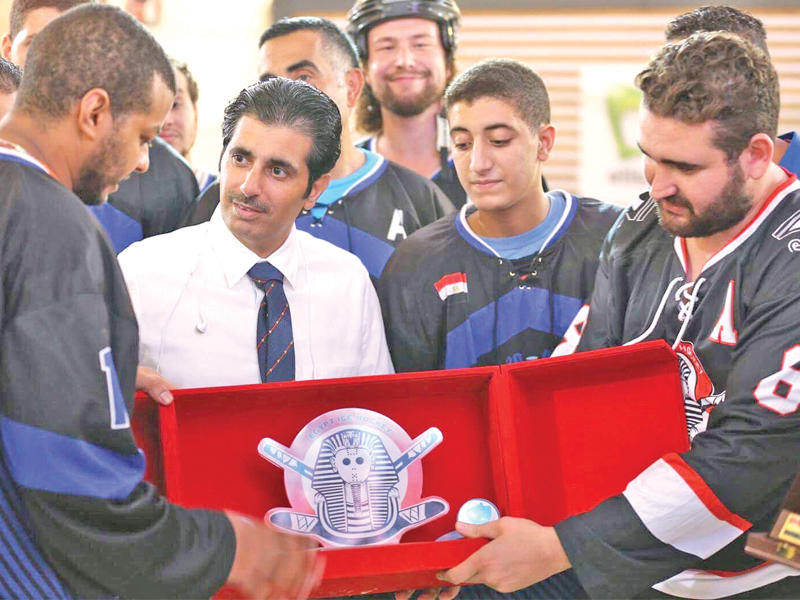 العجمي يتبادل الدروع مع المنتخب المصري