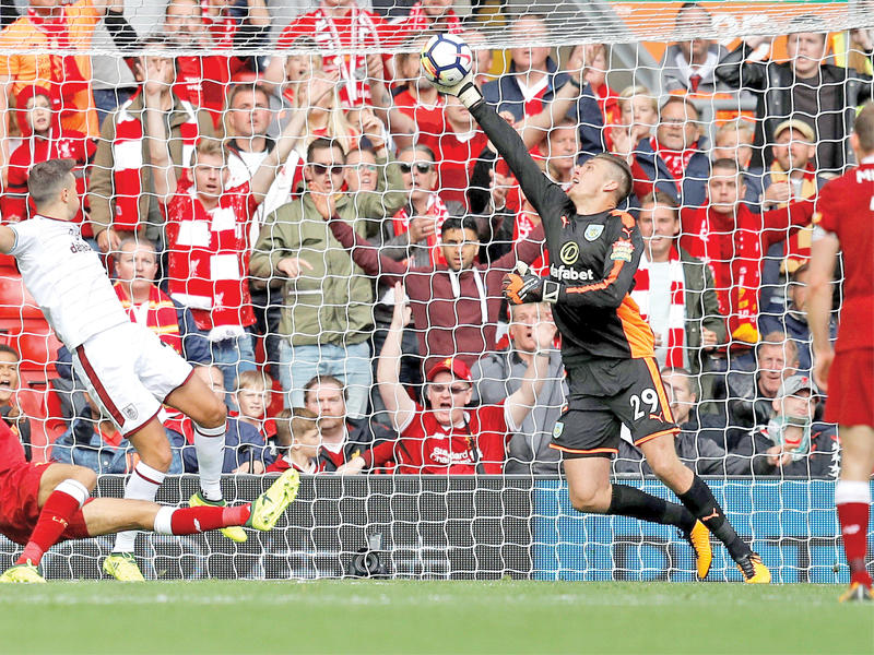 حارس بيرنلي يتصدى لإحدى فرص ليفربول