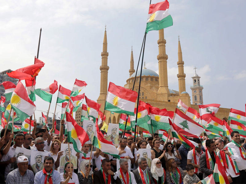 أكراد لبنانيون يتظاهرون في ساحة الشهداء وسط بيروت دعما لاستفتاء كردستان العراق (أ ف ب)