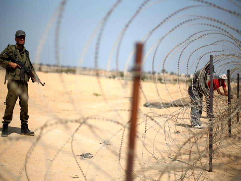 عنصر أمني موالٍ لـ«حماس» على الحدود مع مصر قبل أيام (رويترز)