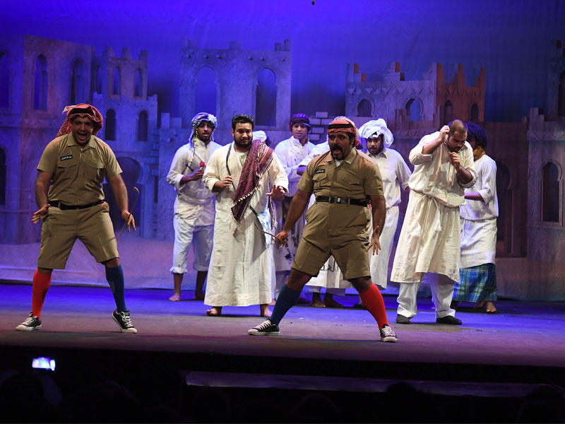 مشهد من مسرحية «نهيق الأسود»