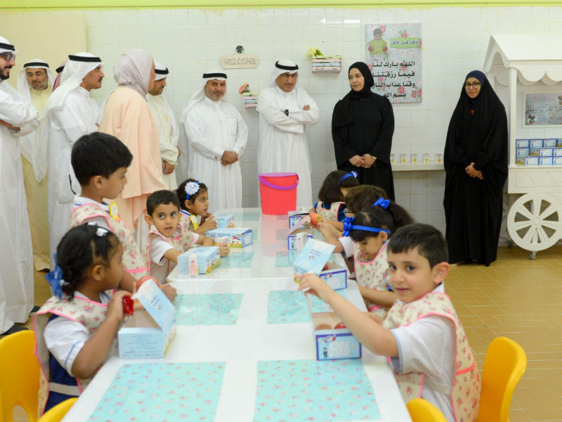 الفارس خلال تفقده روضة القمر للاطمئنان على جودة الوجبات الصحية للتلاميذt(تصوير نوفل إبراهيم)