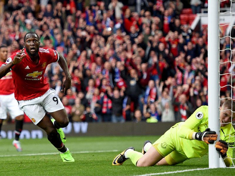 لوكاكو نجم مان يونايتد يحتفل بعد إحرازه هدفاً في مرمى إيفرتون