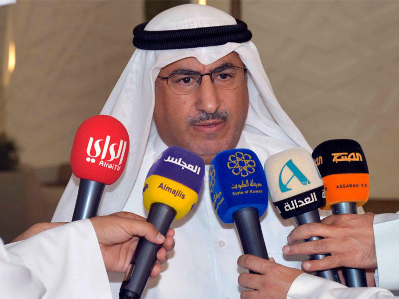 الفارس متحدثاً إلى وسائل الإعلام أمس