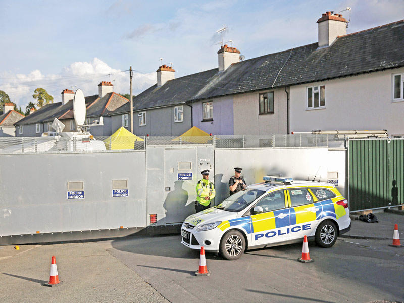 عناصر من الشرطة البريطانية خلال تفتيش منزل في سنبوري قرب لندن امس (ا ف ب )