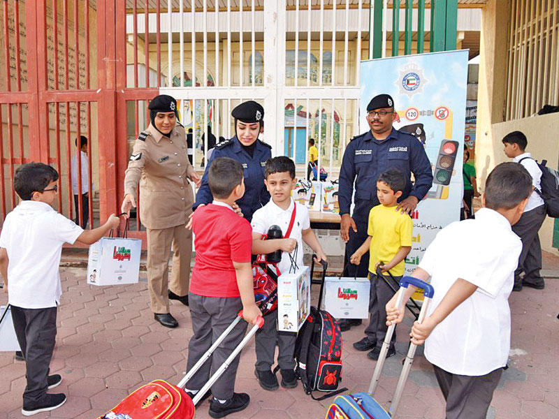 جانب من توزيع الهدايا على الطلاب