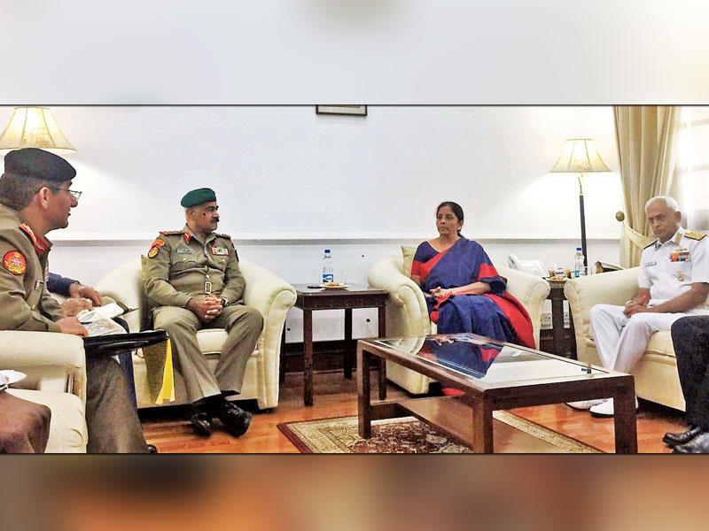 الخضر خلال لقائه وزيرة الدفاع الهندية