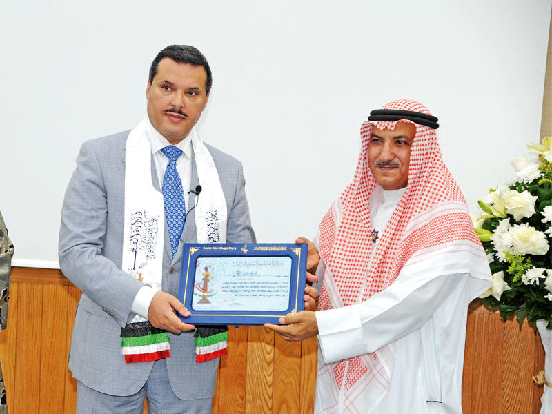 تكريم الحربي على هامش فعاليات الملتقى