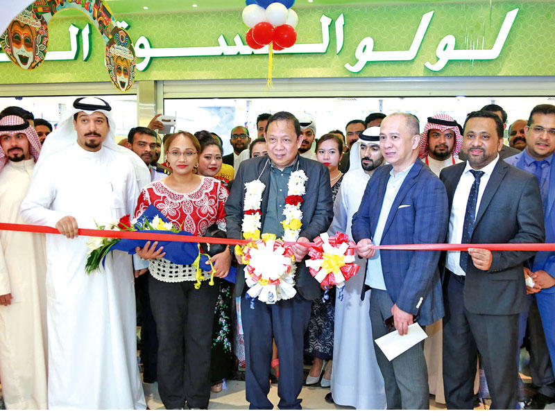 السفير الفلبيني بيديو خلال قص شريط الافتتاح