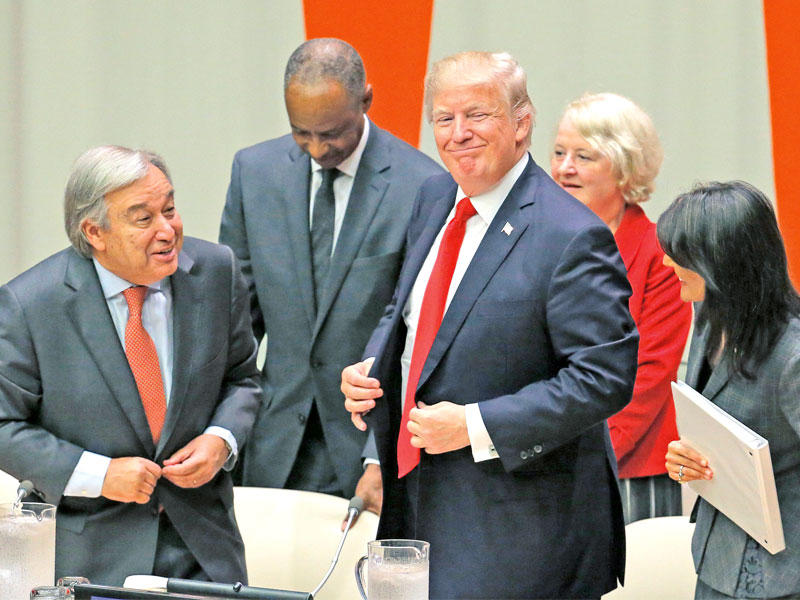 ترامب متوسطاً غوتيريس ومندوبة الولايات المتحدة في الأمم المتحدة نيكي هالي خلال اجتماع إصلاح المنظمة الدولية بنيويورك أمسtttt     (أ ف ب)