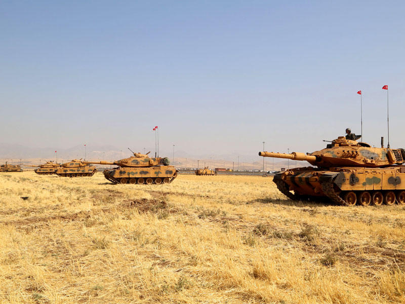 دبابات تركية قرب معبر خابور الحدودي مع العراق أمس (أ ف ب)