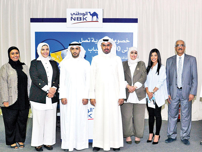 موظفو مكتبة الطالب ومسؤولو البنك الوطنيn