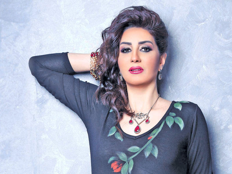 الفنانة وفاء عامر