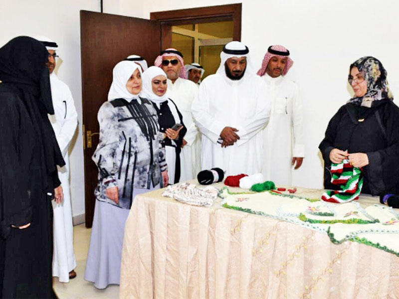 الصبيح خلال جولة داخل مركز التنمية في «صباح الأحمد»