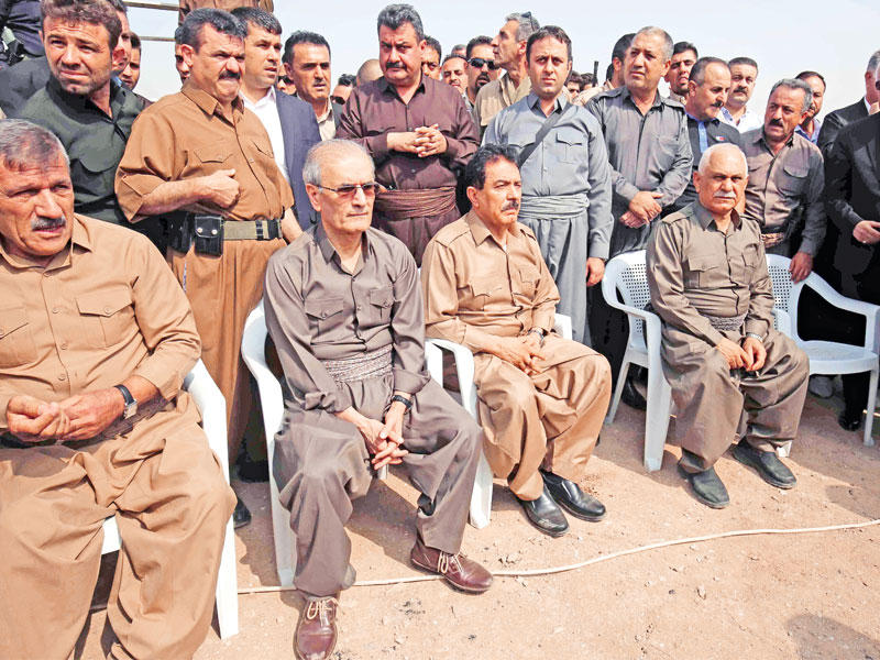 محافظ كركوك نجم الدين كريم (الثاني من اليسار) خلال تجمع رافض لقرار البرلمان إقالته في كركوك أمسt(أ ف ب) 