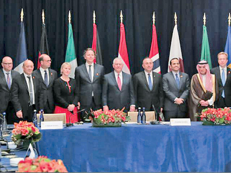 وزيرا خارجية قطر محمد بن عبدالرحمن والسعودية عادل الجبير في صورة جماعية للمشاركين في اجتماع دولي بنيويورك أمس