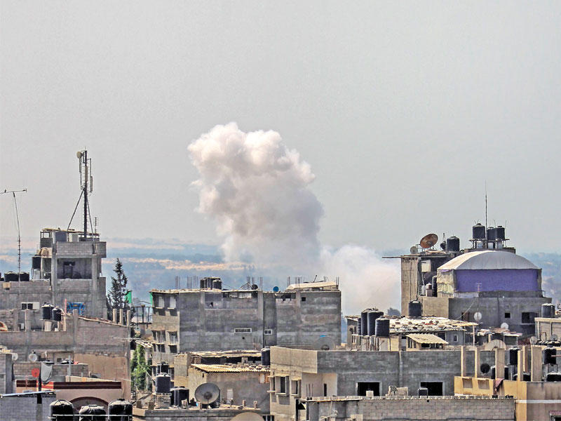 صورة التقطت من قطاع غزة تظهر دخاناً متصاعداً من رفح المصرية أمس (أ ف ب)