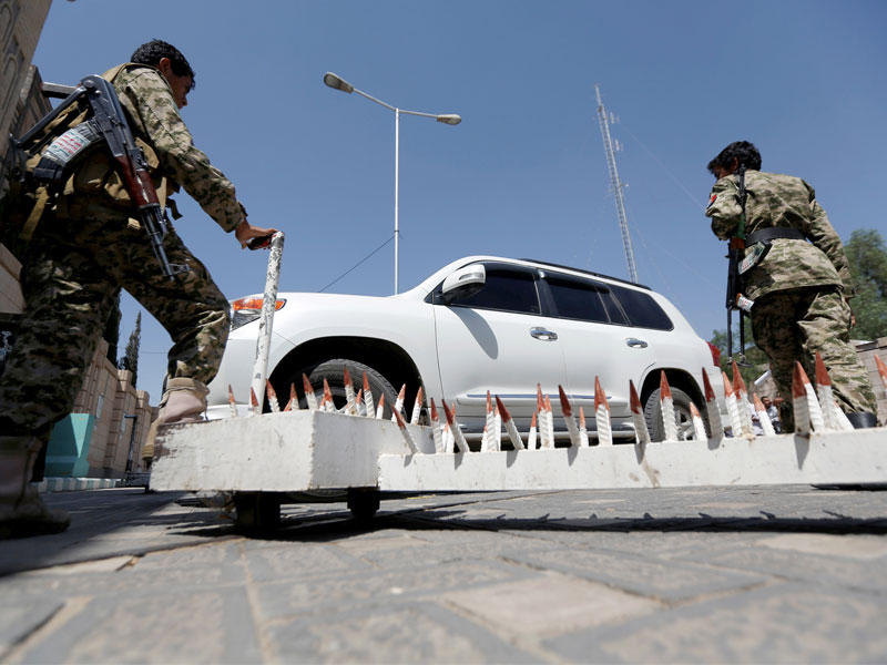 مسلحون من الحوثيين يقفون خارج مقر مجلس الوزراء في صنعاء