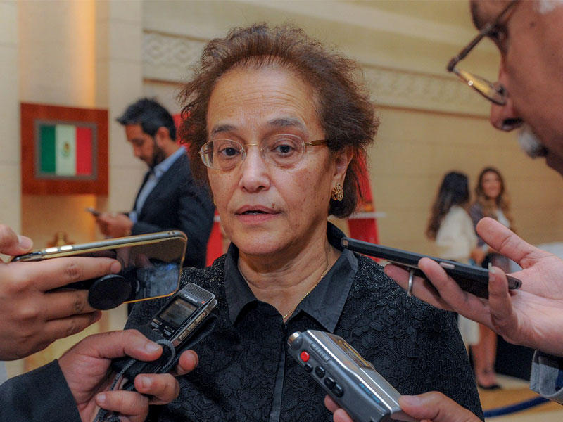 مساعدة وزير الخارجية الكويتية للشؤون الاقتصادية أمل الحمد خلال تصريحها للصحفيين