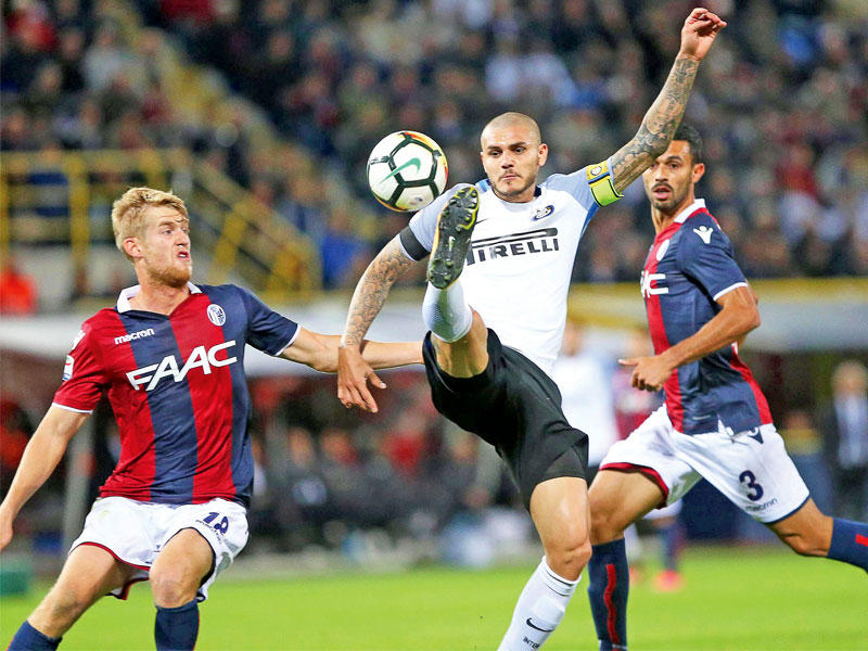 ايكاردي قائد الانتر خلال مواجهة بولونيا