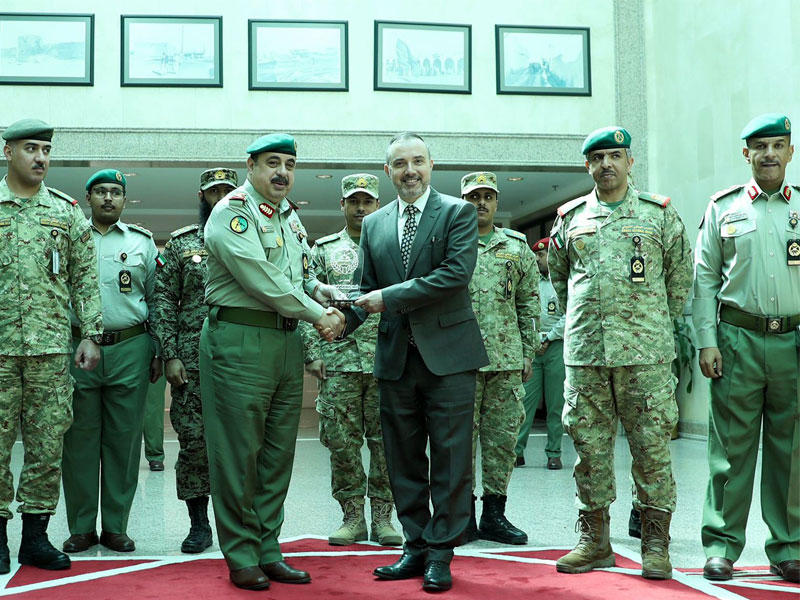 وكيل الحرس الوطني والسفير الفرنسي بعد توقيع الاتفاقيةn