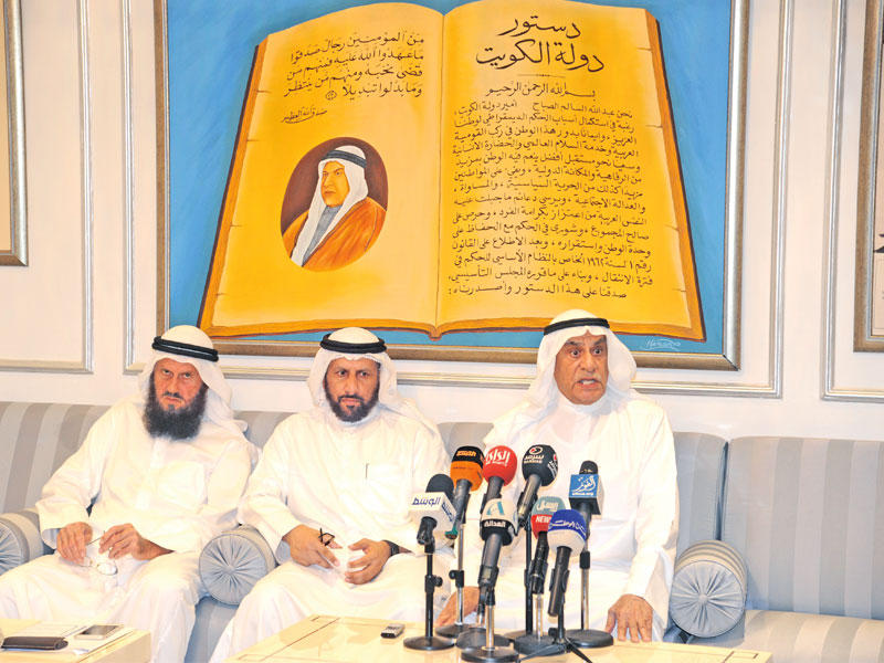 السعدون والعميري والسلطان خلال المؤتمر الصحافي