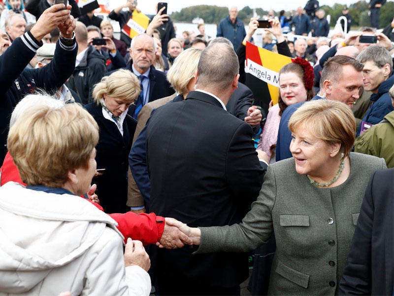 المستشارة الالمانية انجيلا ميركل مع انصارها