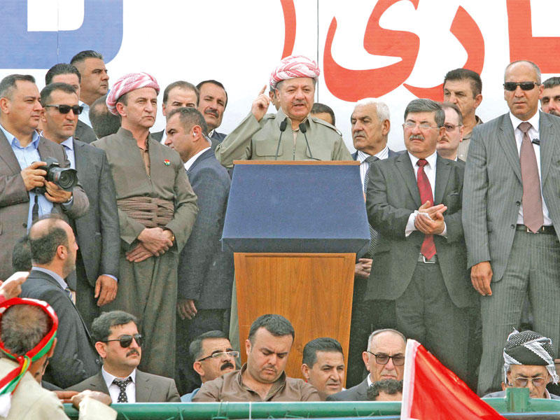 البارزاني يخطب في ملعب السليمانية أمس        (رويترز)