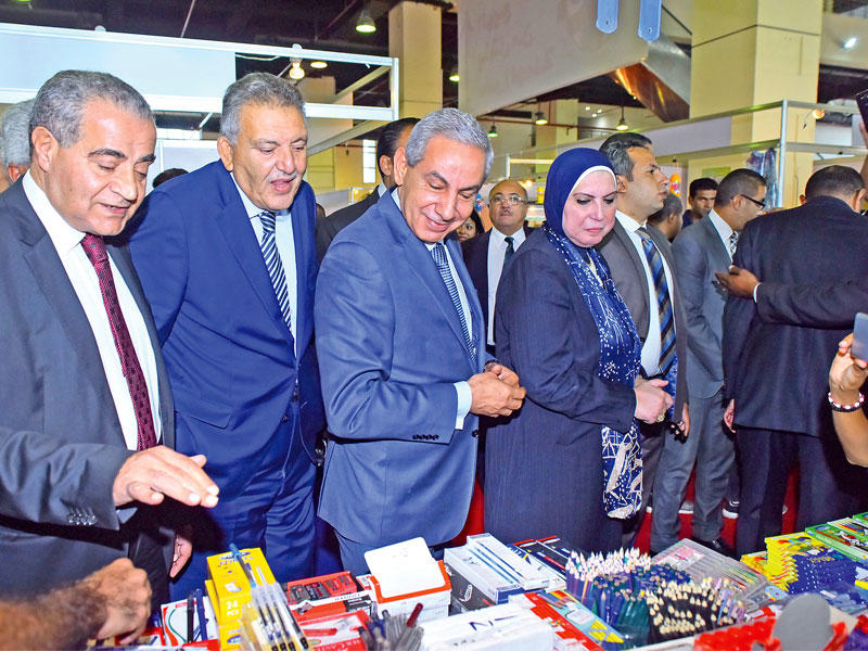 جانب من جولة وزيري الصناعة والتجارة والتموين بمعرض أهلاً مدارس بأرض المعارض