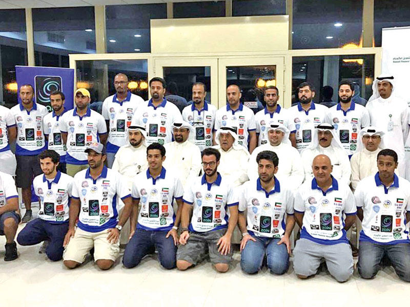 الفهد والقبندي يتوسطان وفد المنتخب 