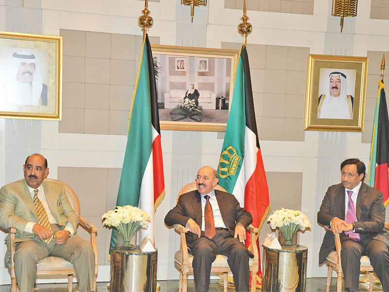 الأمير بين مشعل الأحمد وجابر المبارك