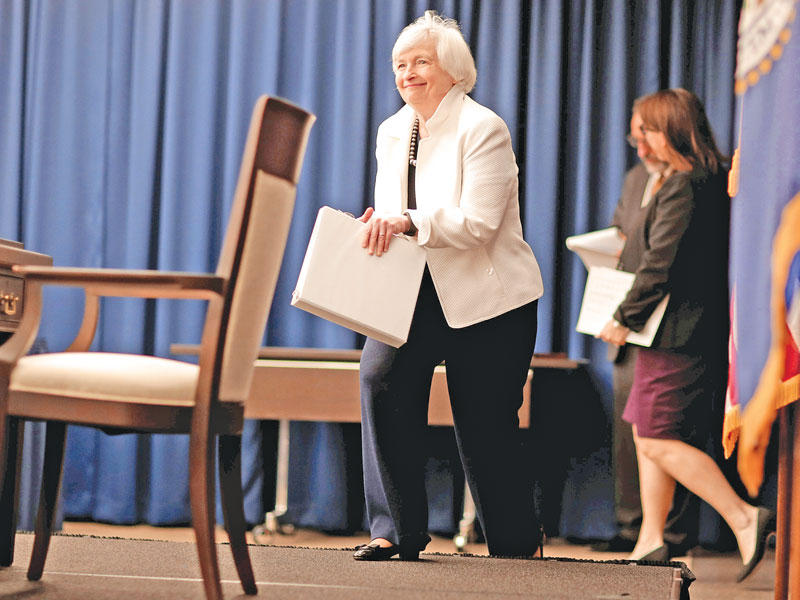 جانبت يلين لدى وصولها للمؤتمر الصحافي أمس 