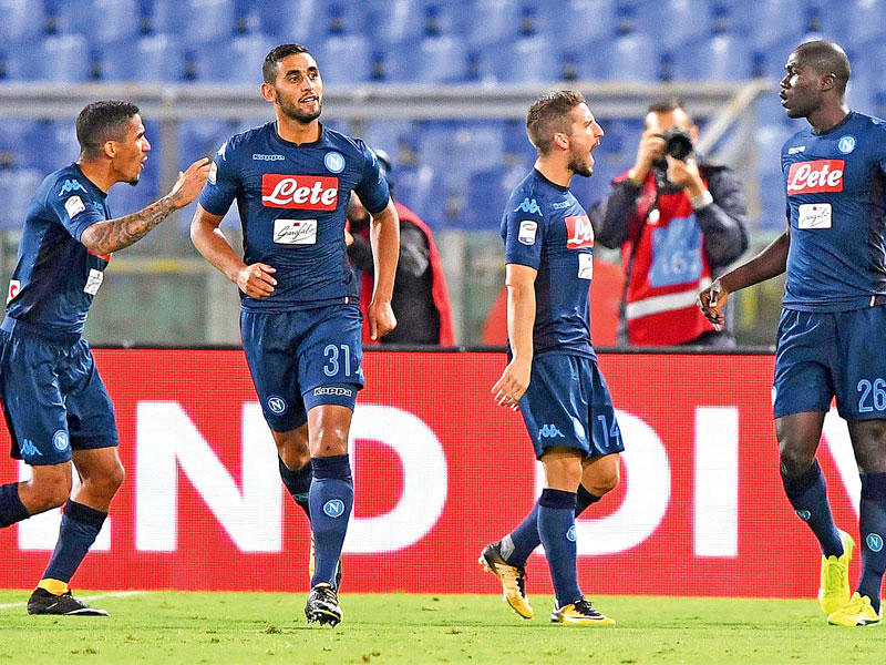 لاعبو نابولي يهنئون كوليبالي بهدفه في مرمى لاتسيو